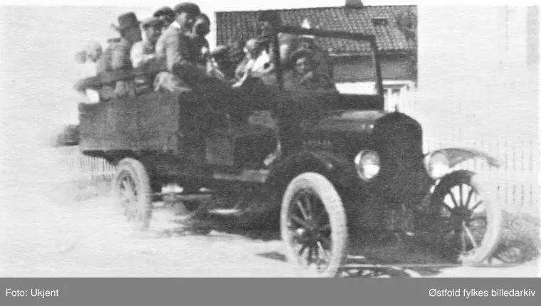 Kjølberg/ Seut-elva i Onsøy , studenter på botaniseringstur 1927. Bilen er en Ford TT lastebil.