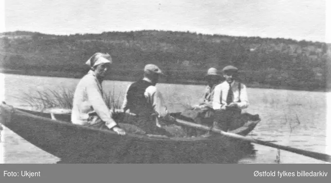 Kjølberg/ Seut- elva, studenter på botaniseringstur 1927 i Onsøy. Studenter i båt.