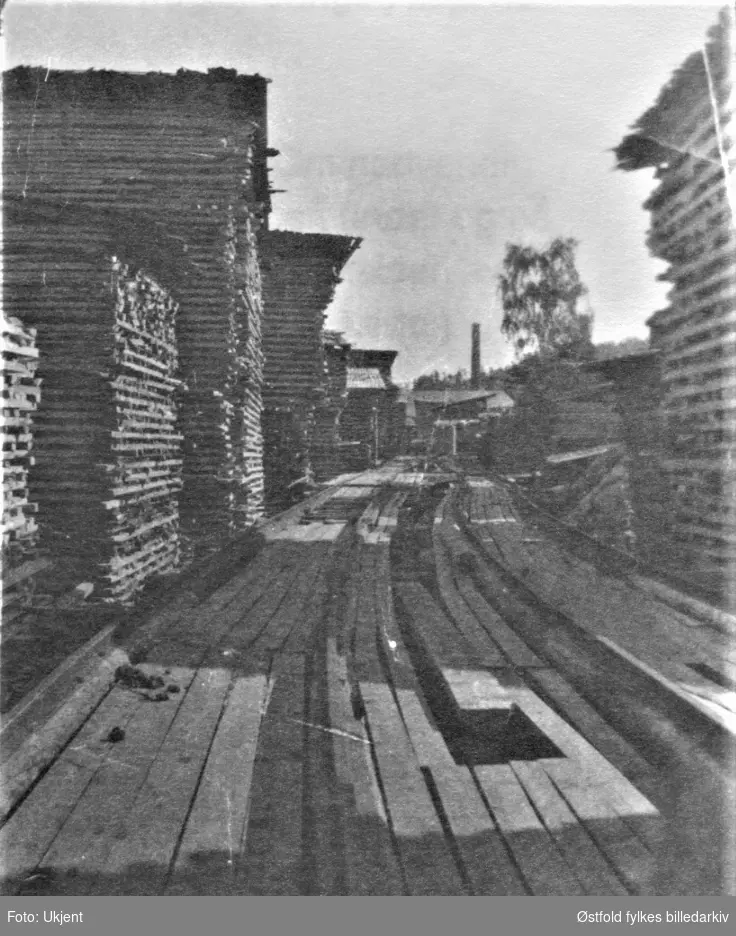 Gressvik Brug (søndre), plankestabler ca. 1910 i Onsøy.