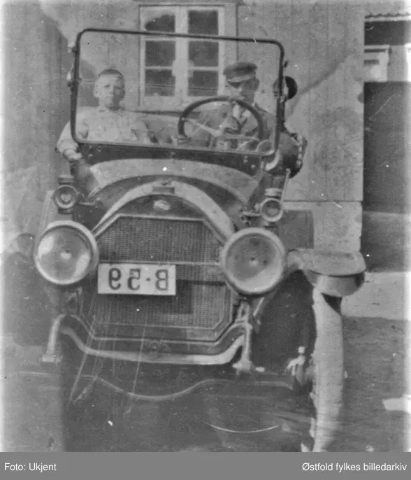 Græsvig Vognmandsforretning, Overland drosje og personbil , ca. 1920 i Onsøy. Årsmodell må være før 1920. Ved rattet Harald Karlsen. Bilene ble brukt på ruten Gressvik-Øyenkilen-Slevik. Bilkjennetegn B-59.

B-59 står i Bilboken for Norge 1922 oppflrt med eier vognmann H. E. M. Karlsen. Karakteristisk  radiatoremblem: Ovalt, inndelt diagonalt i tre felt, med Overland innskrevet i det midtre.