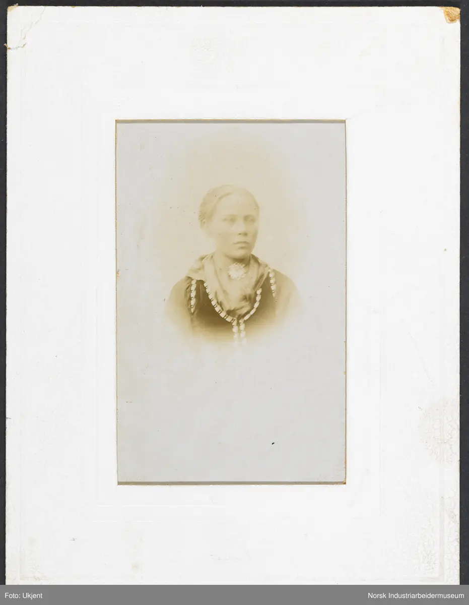 Portrett av kvinne.