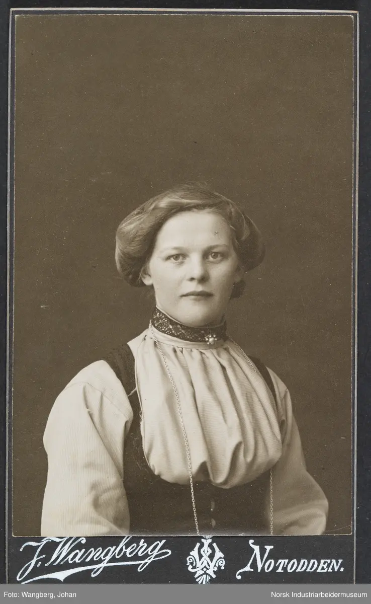 Portrett av kvinne.