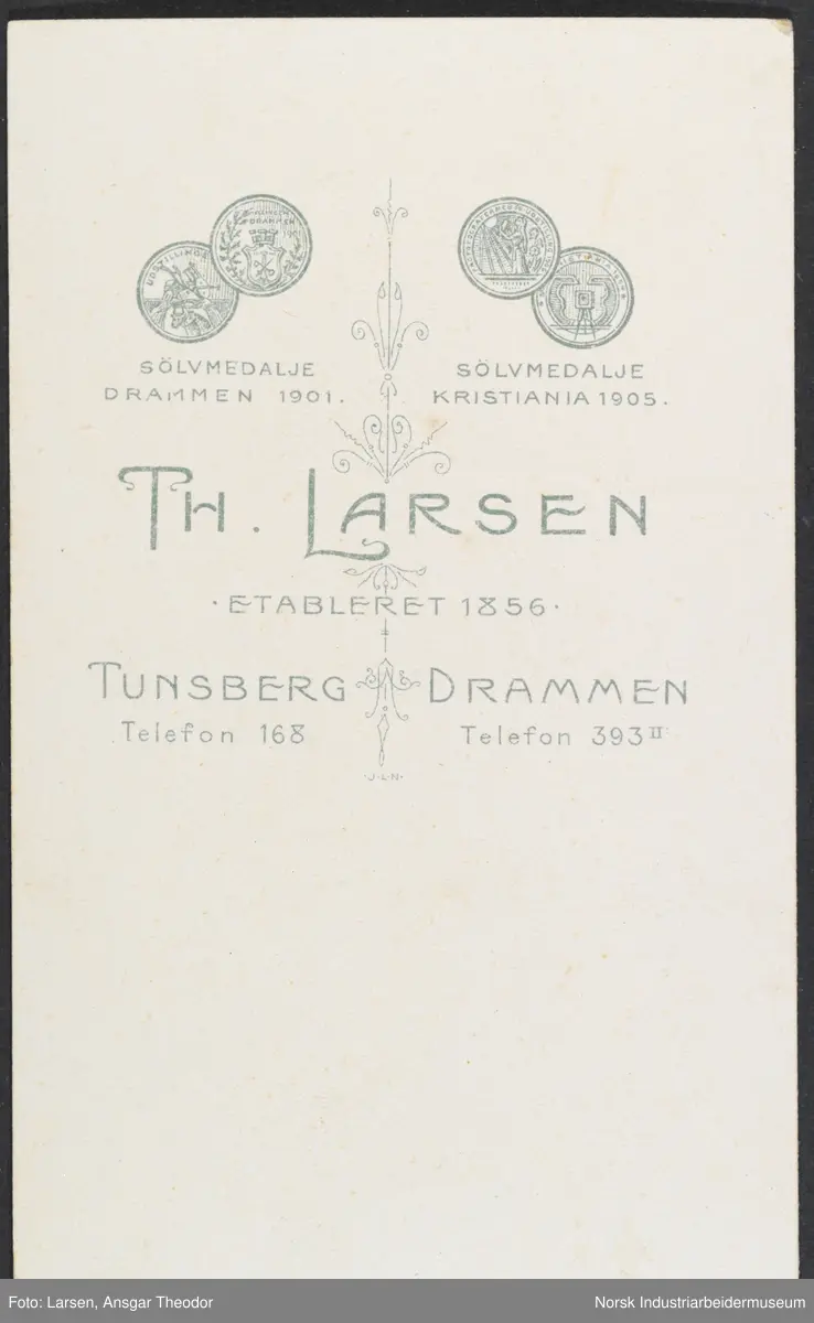 Gruppeportrett, to kvinner.