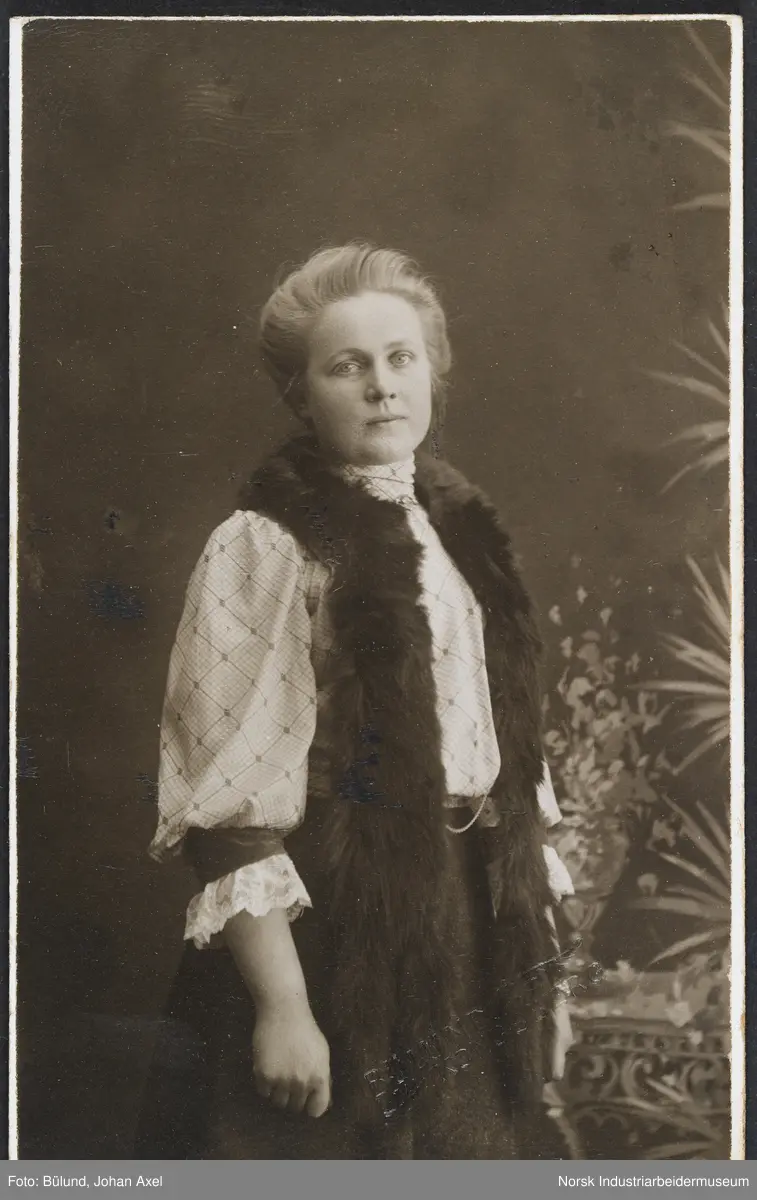 Portrett av kvinne.
