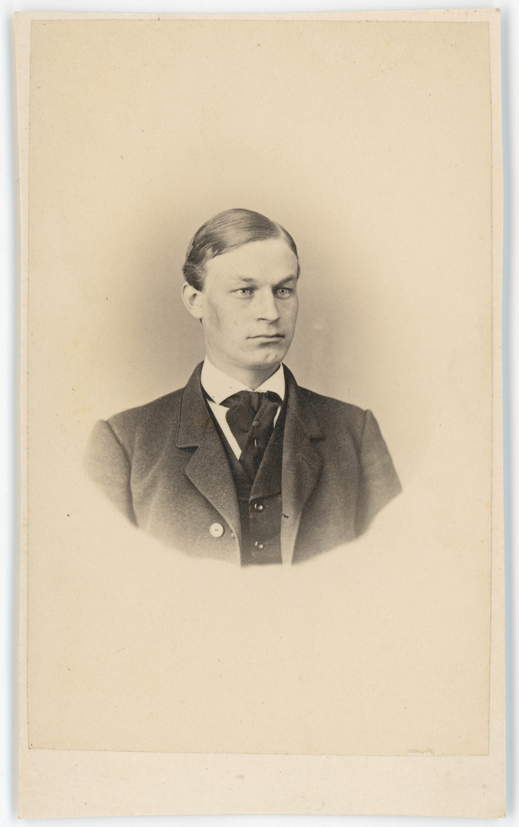 Porträtt på Häradshövding Viktor Ryman, Karlstad. Född 2 mars år 1841 och död 4 mars år 1913.
