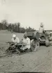 En planteringsmaskin körs på en åker. Tobaksodling i Prästnibble 1921.