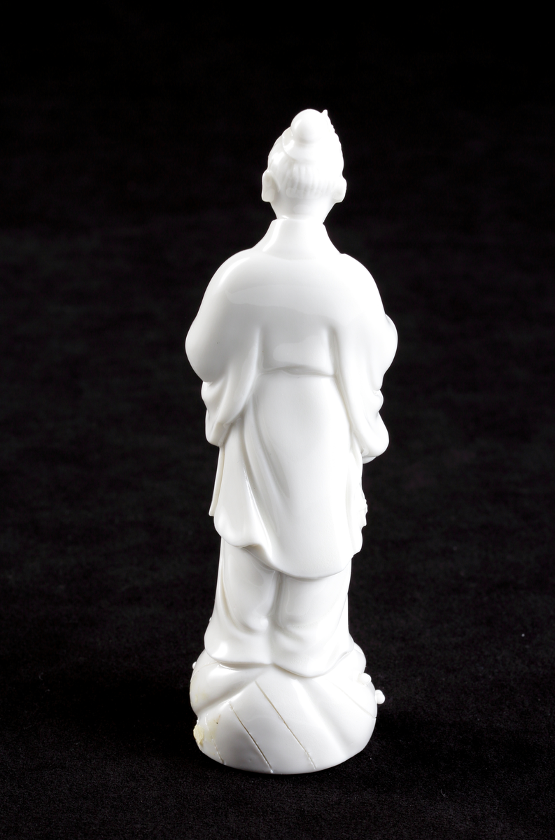 Figurin, kinesisk, av  vitt porslin (blanc-de-chine). 

Inskrivet i huvudkatalog 1979-12-17