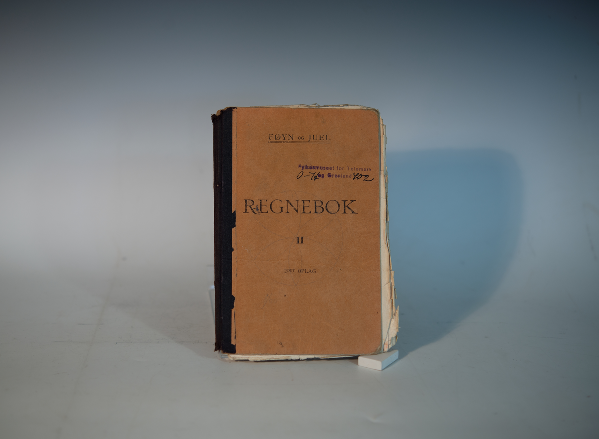 Føyr, A. Chr. og Juel, O. Praktisk regnebok for middelskolen. 2 hefte -2 opl. 3 hefte 3 opl. Trondhjem 1908.
2 hefte 3 opl. Tronhjem 1912.