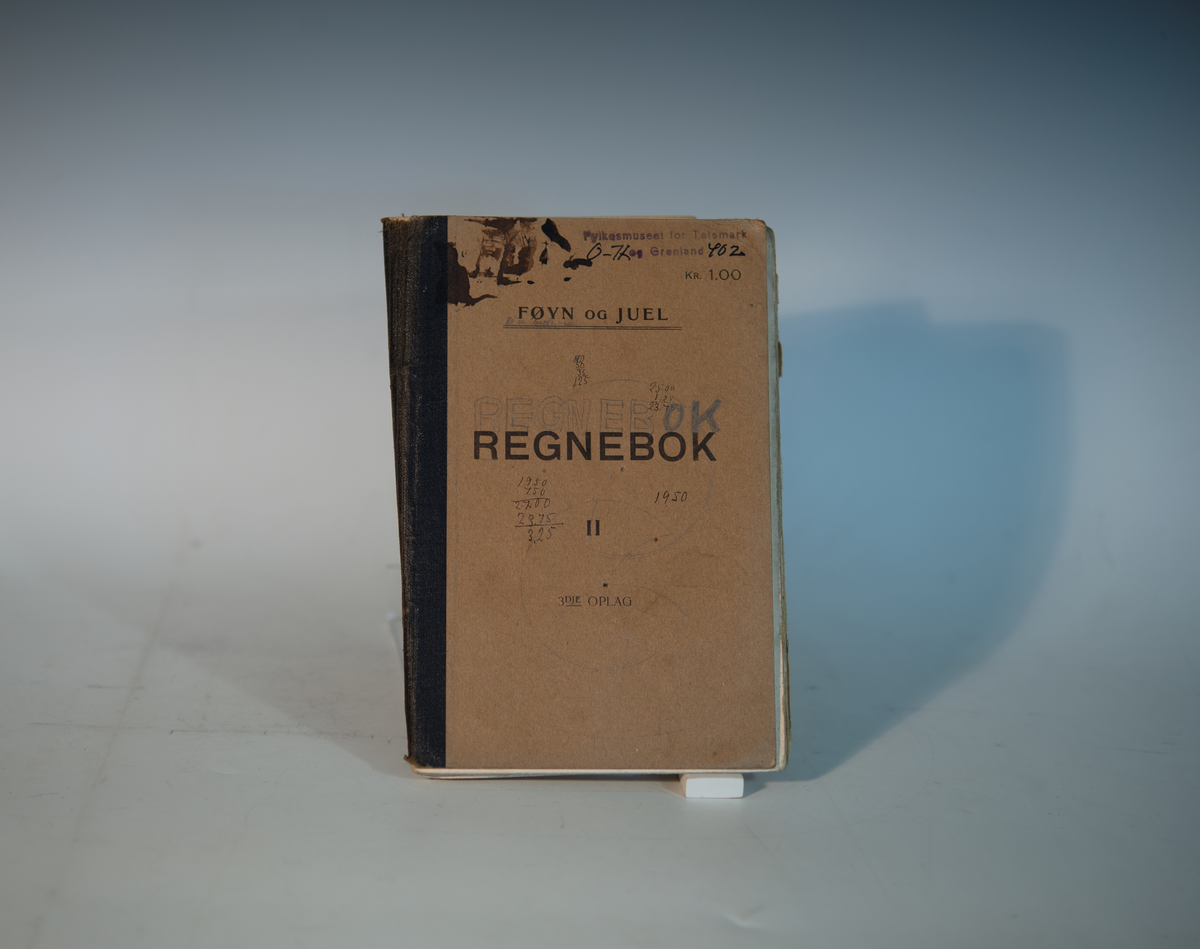 Føyr, A. Chr. og Juel, O. Praktisk regnebok for middelskolen. 2 hefte -2 opl. 3 hefte 3 opl. Trondhjem 1908.
2 hefte 3 opl. Tronhjem 1912.