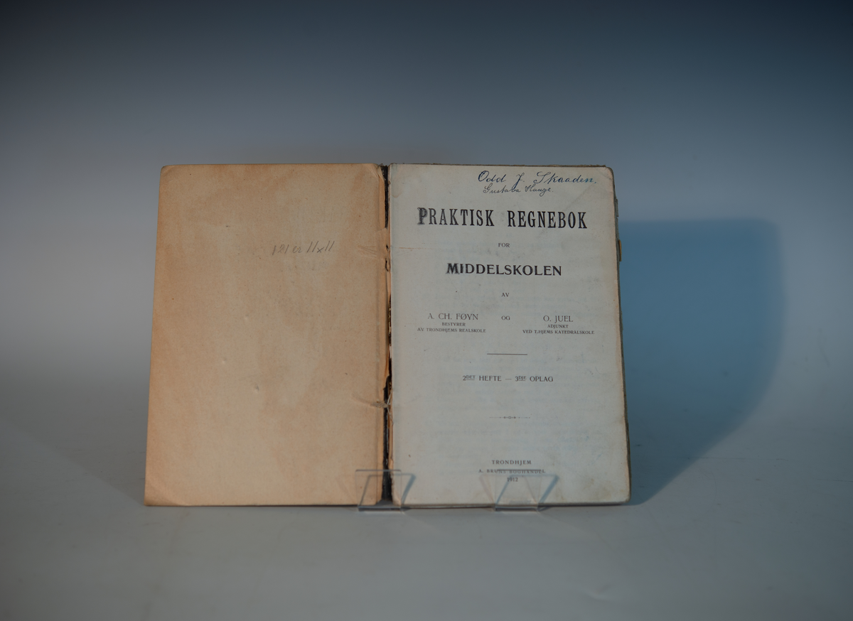 Føyr, A. Chr. og Juel, O. Praktisk regnebok for middelskolen. 2 hefte -2 opl. 3 hefte 3 opl. Trondhjem 1908.
2 hefte 3 opl. Tronhjem 1912.