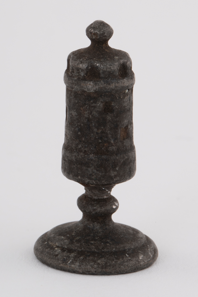 Fem støpte sjakkbrikker. To springere, et tårn og to bønder.