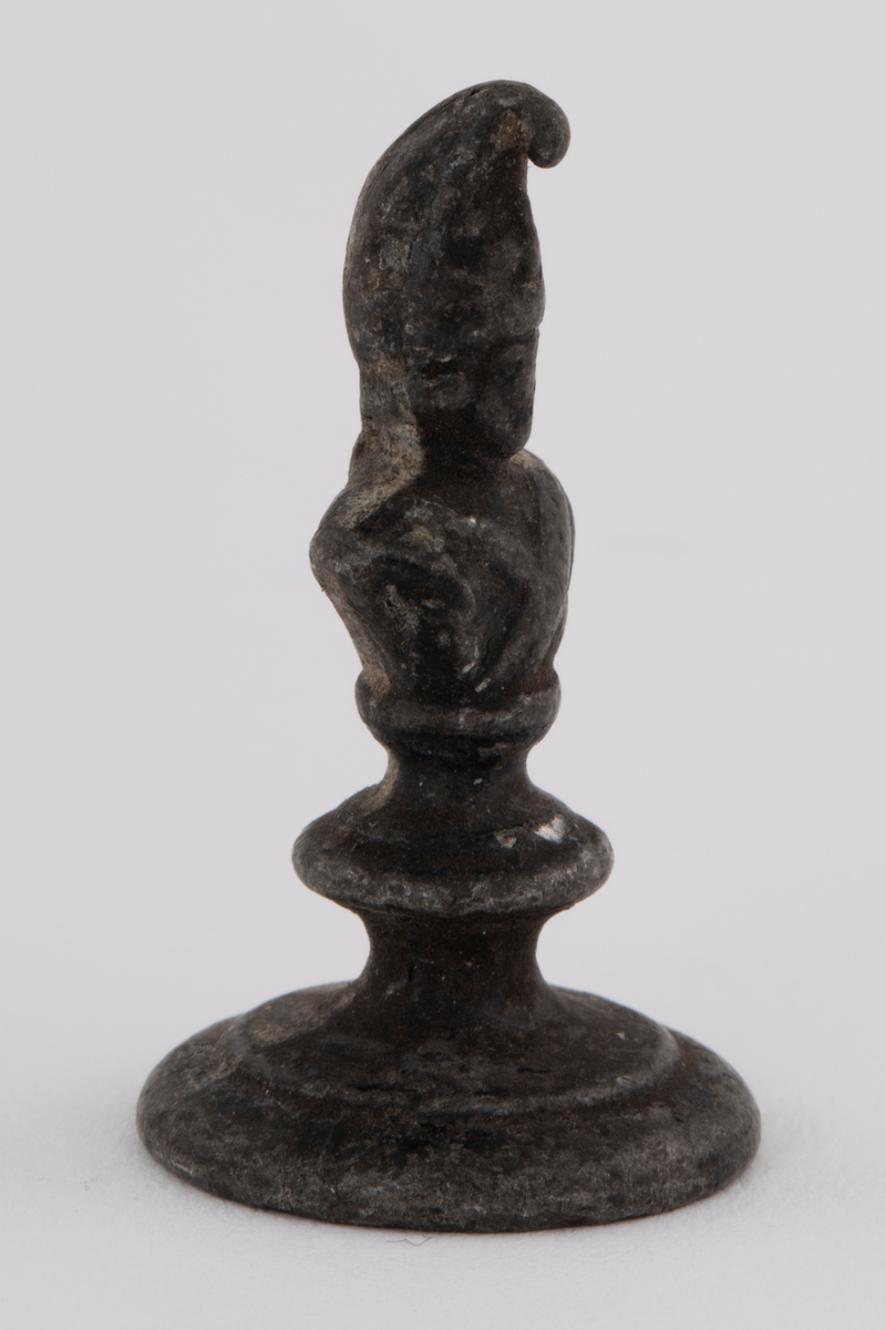 Fem støpte sjakkbrikker. To springere, et tårn og to bønder.