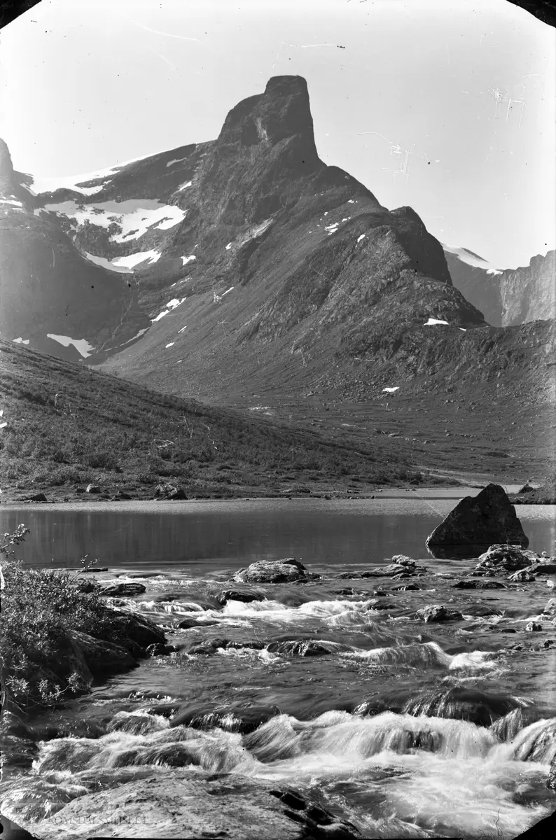"Romsdalshorn sett fra Vengedalen".