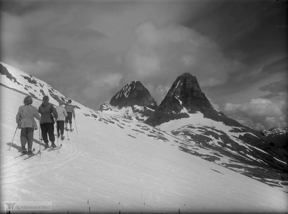 Frå Alnesreset og Trollstigen mot «Bispen» (nærast) og «Kongen».