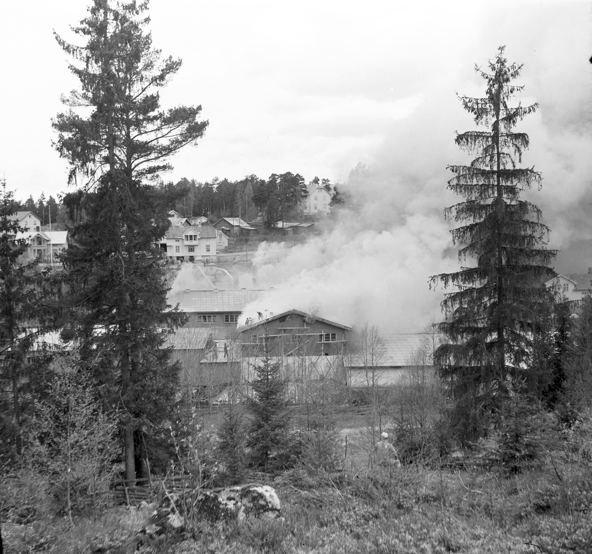 Ringsaker, Moelv, brann i fabrikken til Strømmen Bruk 16. mai 1956, Stømmen Brug møbelfabrikk, eid av Arne J. Opsahl, fabrikken ble bygd opp igjen samme år, 
