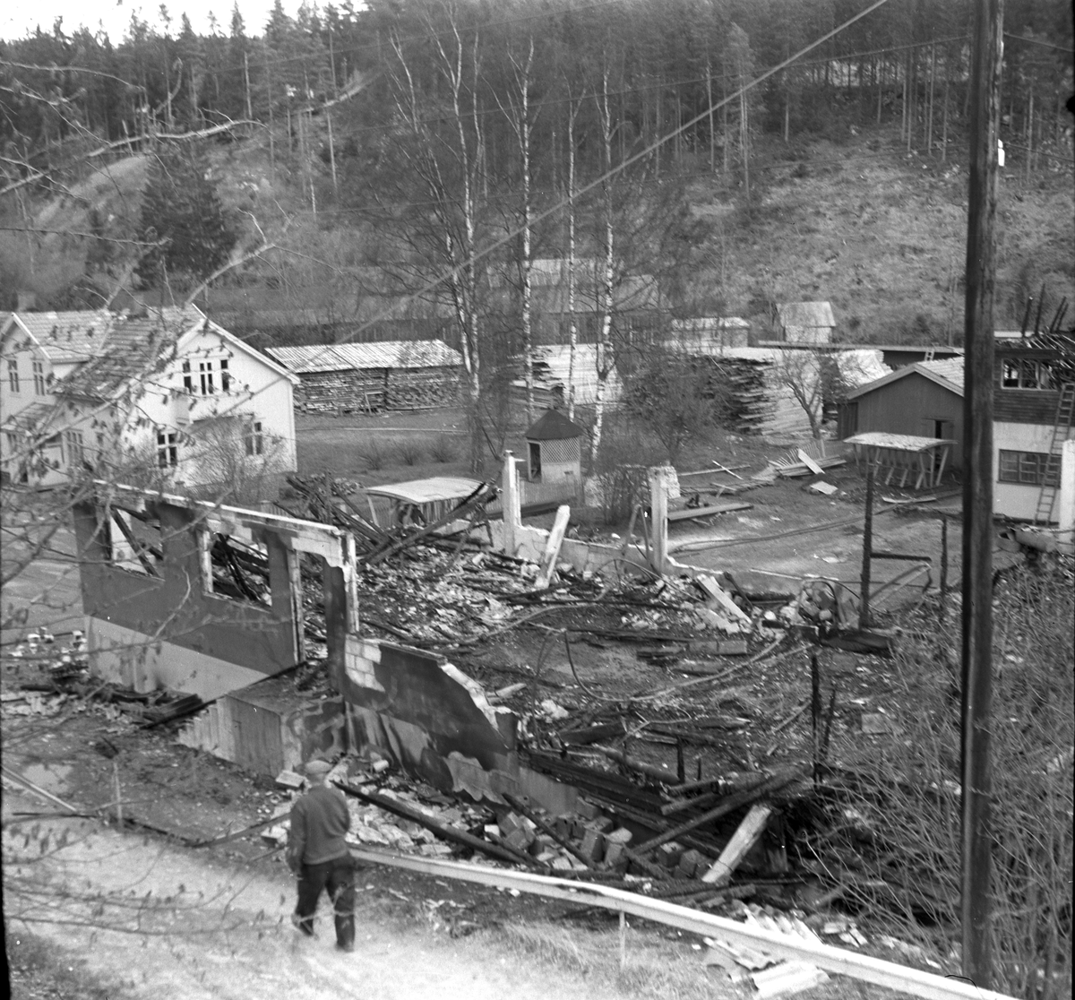 Ringsaker, Moelv, brann i fabrikken til Strømmen Bruk 16. mai 1956, Stømmen Brug møbelfabrikk, eid av Arne J. Opsahl, fabrikken ble bygd opp igjen samme år, 