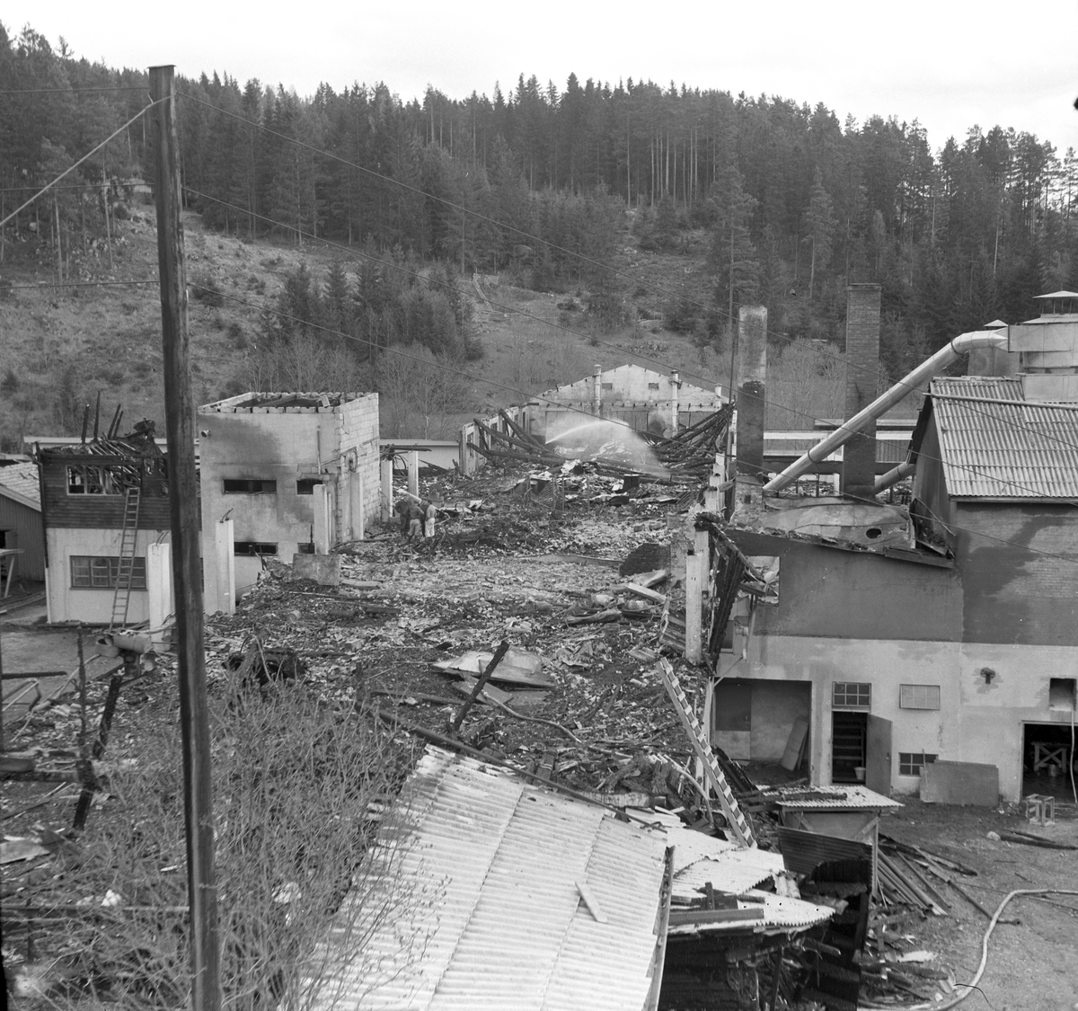 Ringsaker, Moelv, brann i fabrikken til Strømmen Bruk 16. mai 1956, Stømmen Brug møbelfabrikk, eid av Arne J. Opsahl, fabrikken ble bygd opp igjen samme år, 