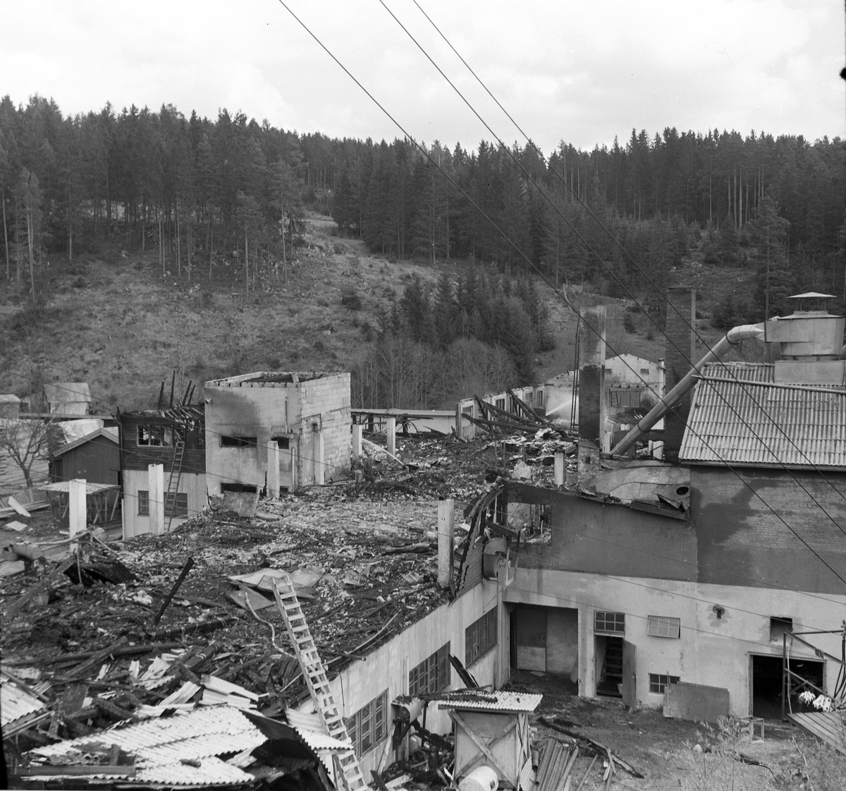 Ringsaker, Moelv, brann i fabrikken til Strømmen Bruk 16. mai 1956, Stømmen Brug møbelfabrikk, eid av Arne J. Opsahl, fabrikken ble bygd opp igjen samme år, 