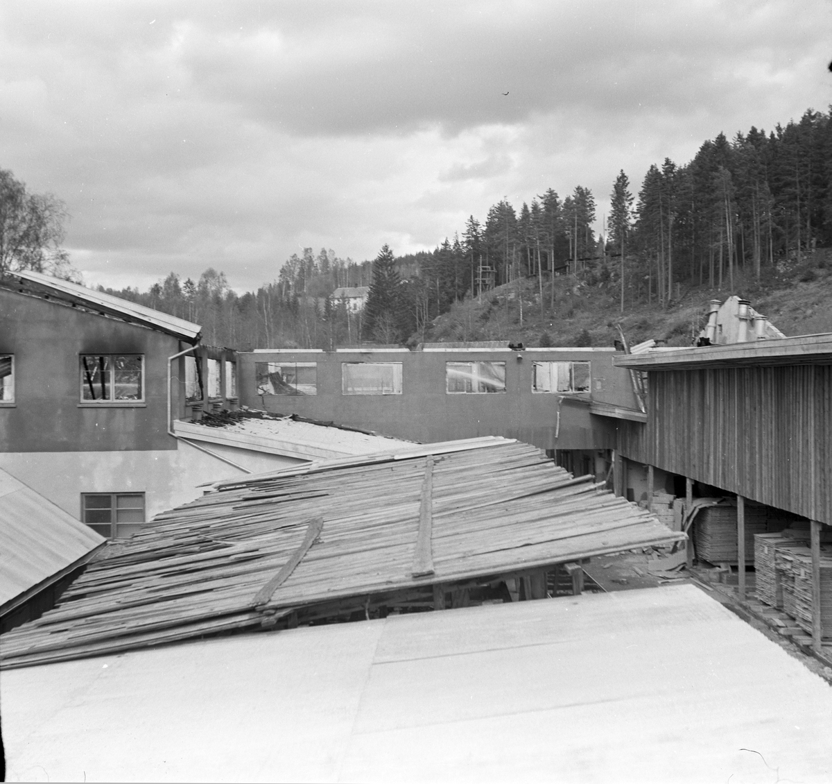 Ringsaker, Moelv, brann i fabrikken til Strømmen Bruk 16. mai 1956, Stømmen Brug møbelfabrikk, eid av Arne J. Opsahl, fabrikken ble bygd opp igjen samme år, 