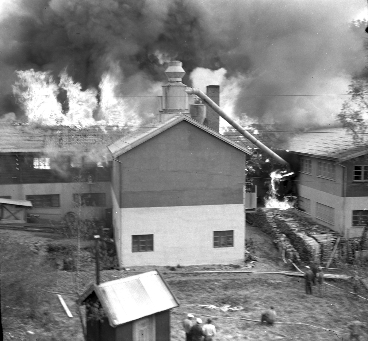 Ringsaker, Moelv, brann i fabrikken til Strømmen Bruk 16. mai 1956, Stømmen Brug møbelfabrikk, eid av Arne J. Opsahl, fabrikken ble bygd opp igjen samme år, 