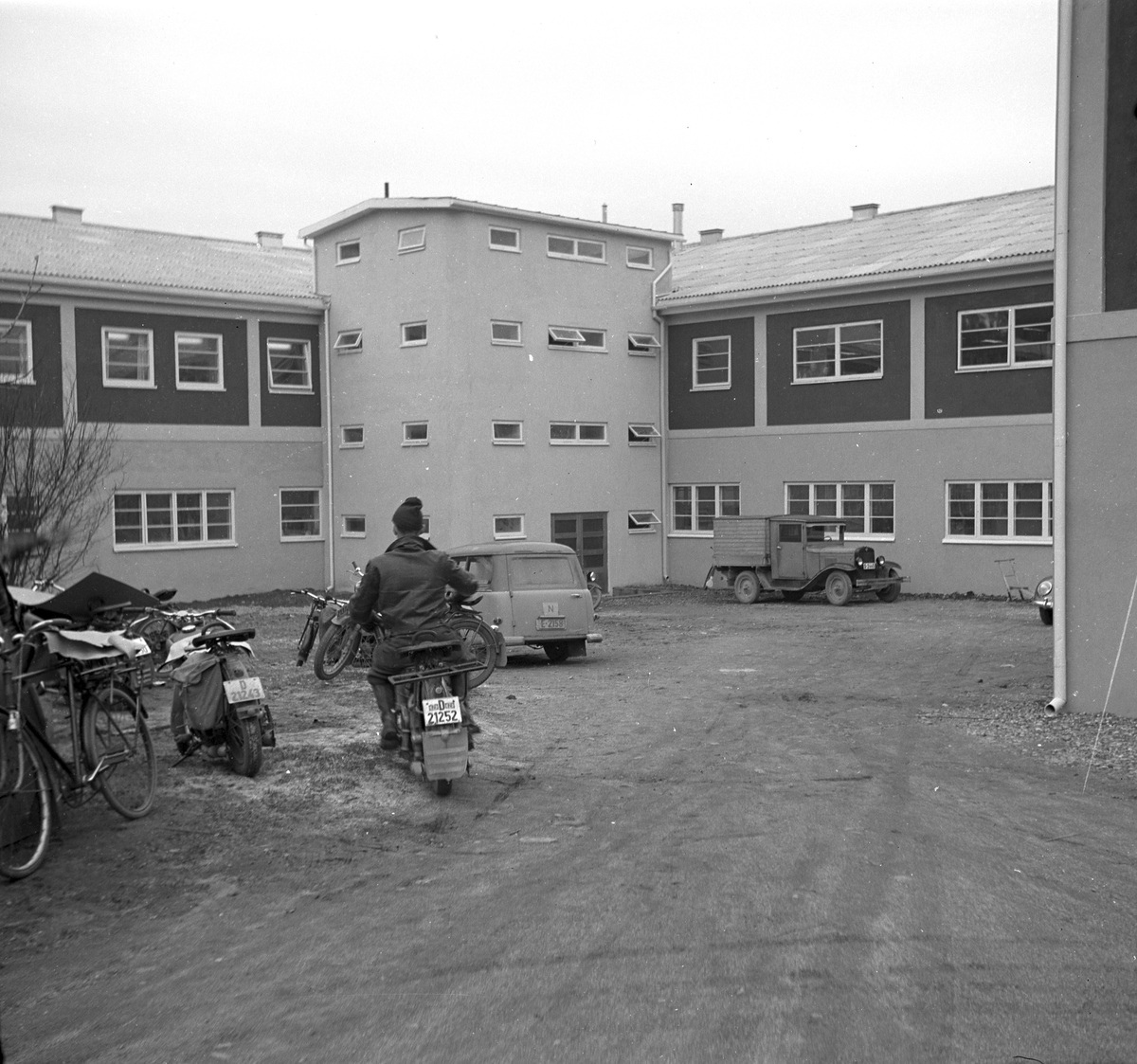 Ringsaker, Moelv, fabrikken til Strømmen Bruk brant 16. mai 1956, Stømmen Brug møbelfabrikk, eid av Arne J. Opsahl, fabrikken ble bygd opp igjen samme år,