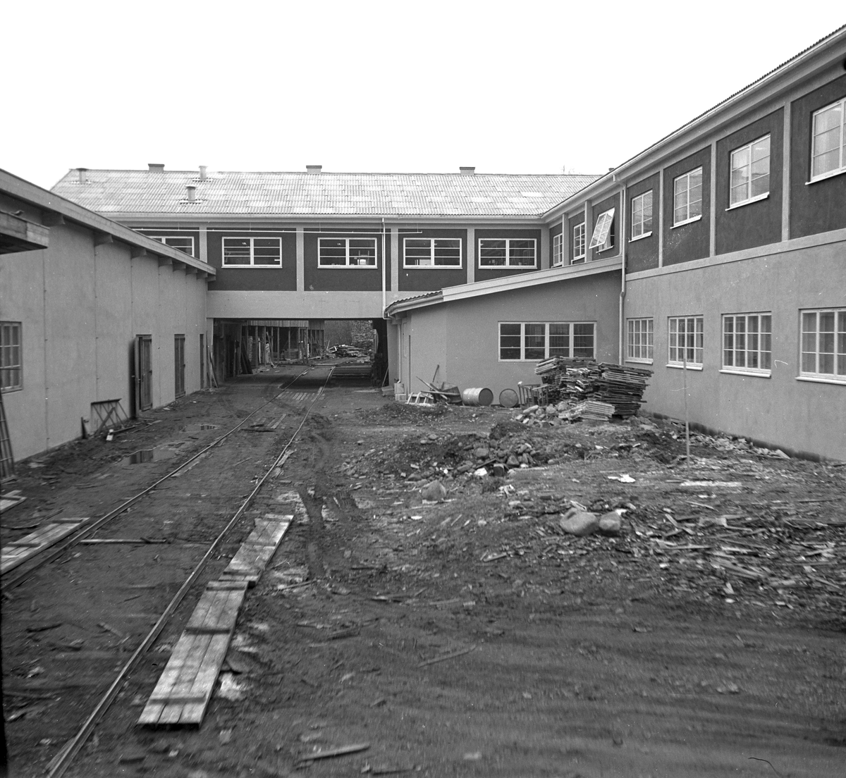 Ringsaker, Moelv, fabrikken til Strømmen Bruk brant 16. mai 1956, Stømmen Brug møbelfabrikk, eid av Arne J. Opsahl, fabrikken ble bygd opp igjen samme år,