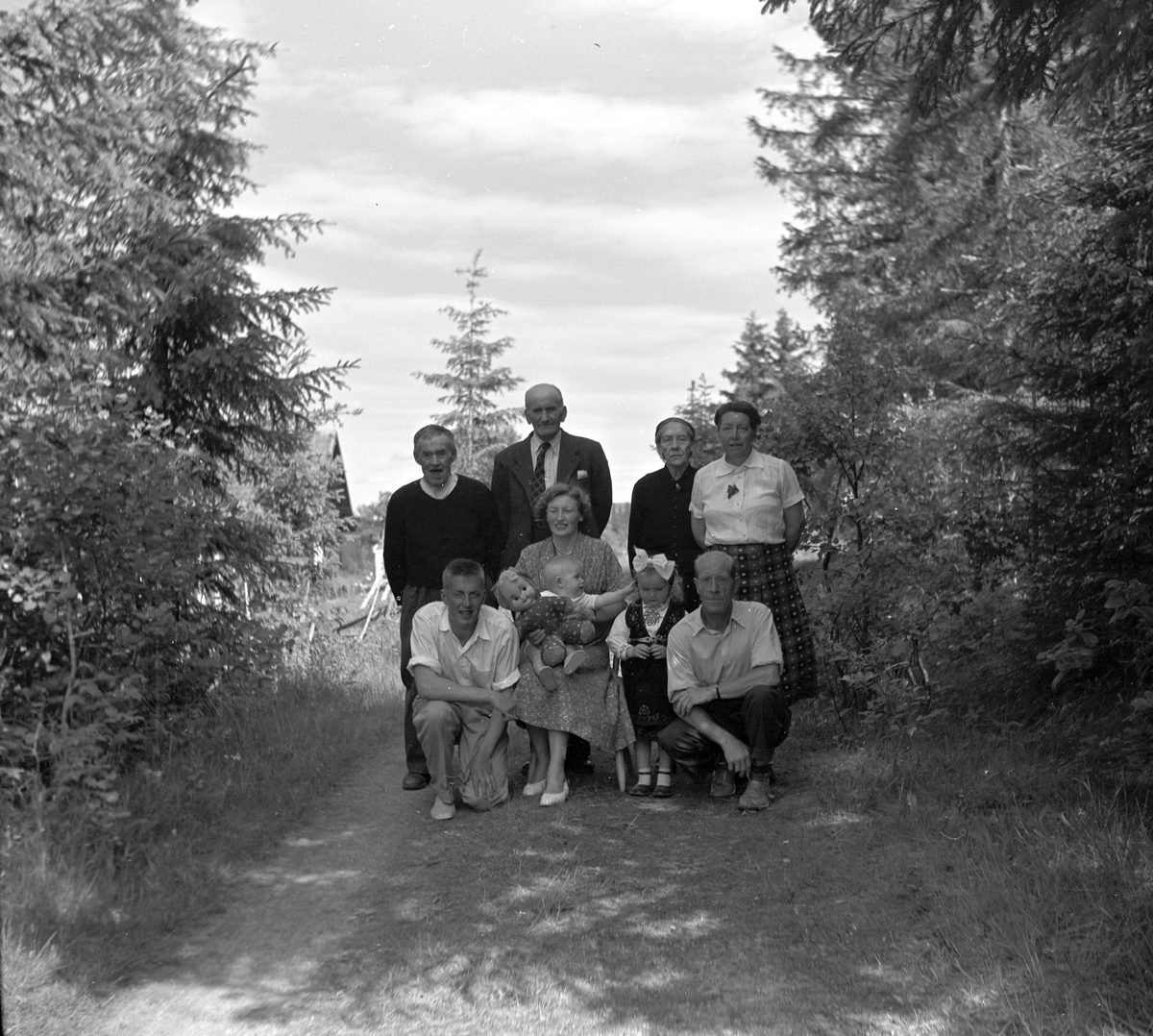 Ringsaker, Præstvegen, Prøysenstua, gullbryllup mellom Olaf Andreassen og Julie Andreassen, de giftet seg 31. mai 1907, (Olaf Prøysen og Julie Prøysen), bak fra venstre: Olaf Prøysen, Johannes Øygarden, Julie Prøysen, Marie Knudsen, foran fra venstre Rolf Hagen, Kari Hagen med barna Jan Olaf Hagen og Mary Kristine Hagen, og til høyre Alfred Knudsen (som var gift med Marie, søster til Alf Prøysen)
