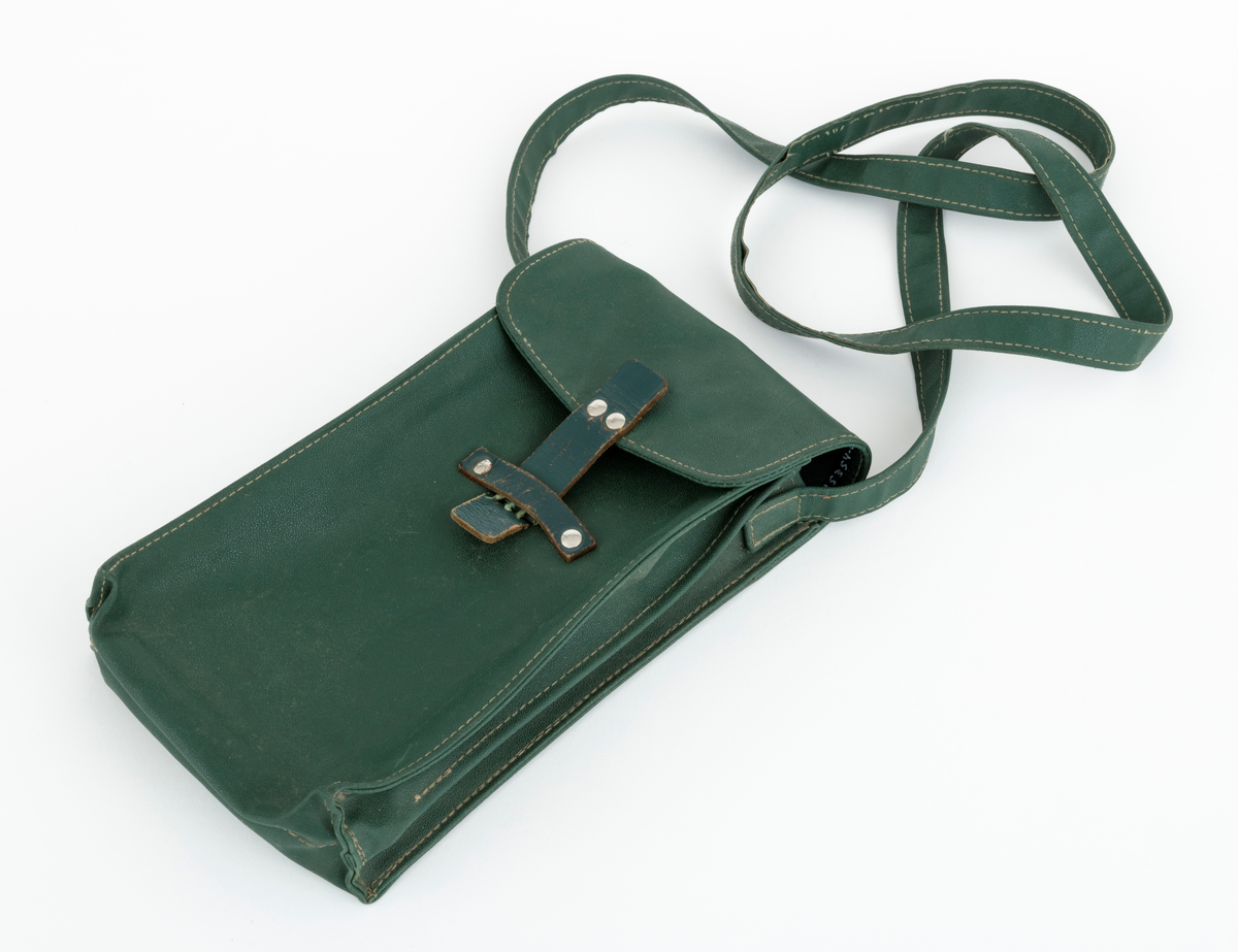 Beskrivelsen her er basert på registrering SJF.14346 med noen spesifikke endringer for SJF.15354. Gjenstanden består av ei veske med høydemåler. Dette skjemaet omhandler veska:  
Veska er sydd av et gummiert lerretsstoff. Den er 21,3 centimeter høy (målt langs sidekantene, uten lokk) og 13,7 centimeter bred. Innvendig er det innsydd en skillevegg, slik at den optiske avstandsmåleren kunne ligge i ett rom og linjalene i et annet. Veska har et lokk, en klaff som bøyes over toppåpningen og "låses" ved å stikke ei lærtunge sentral på lokkets ytterkant ned i en smøyestol som er fastnaglet sentralt på veskas forside. Øverst på ytterkantene er det påsydd ei 2 centimeter bred bærereim, som antakelig skulle kvile på skuldra til brukeren.