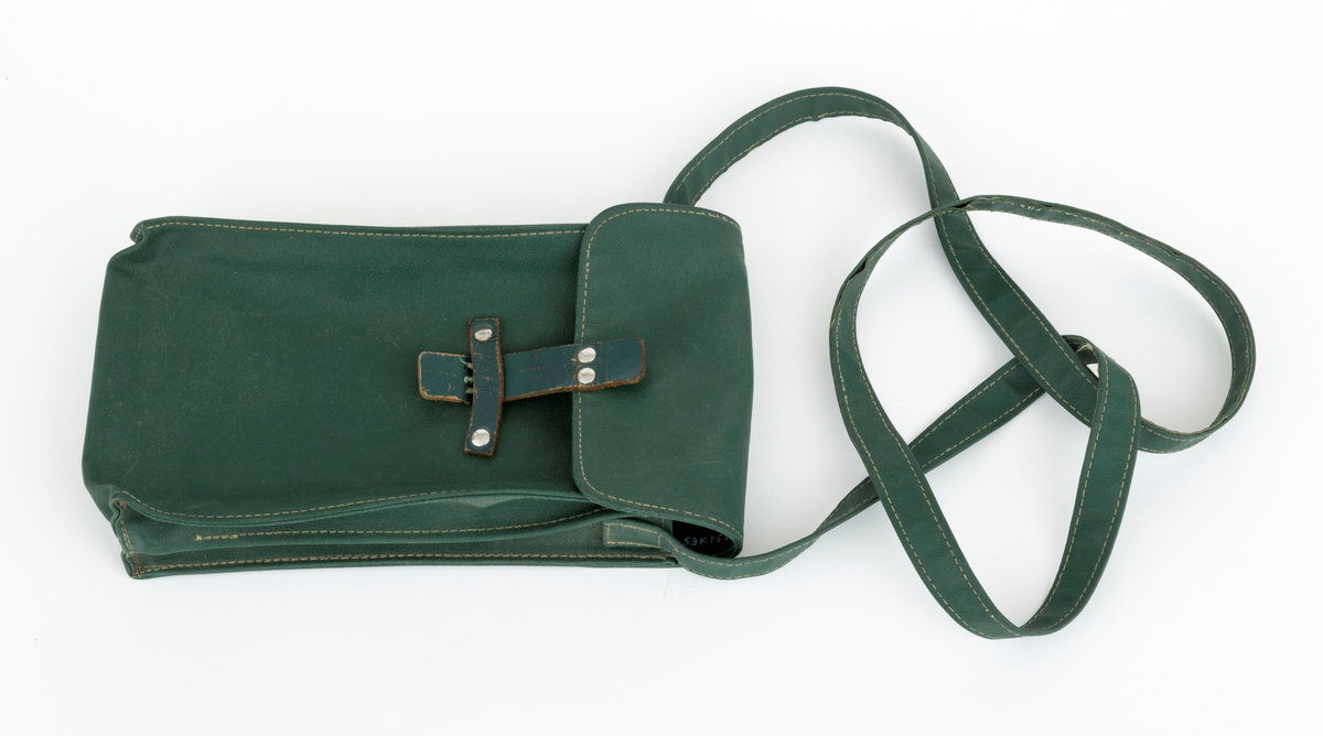 Beskrivelsen her er basert på registrering SJF.14346 med noen spesifikke endringer for SJF.15354. Gjenstanden består av ei veske med høydemåler. Dette skjemaet omhandler veska:  
Veska er sydd av et gummiert lerretsstoff. Den er 21,3 centimeter høy (målt langs sidekantene, uten lokk) og 13,7 centimeter bred. Innvendig er det innsydd en skillevegg, slik at den optiske avstandsmåleren kunne ligge i ett rom og linjalene i et annet. Veska har et lokk, en klaff som bøyes over toppåpningen og "låses" ved å stikke ei lærtunge sentral på lokkets ytterkant ned i en smøyestol som er fastnaglet sentralt på veskas forside. Øverst på ytterkantene er det påsydd ei 2 centimeter bred bærereim, som antakelig skulle kvile på skuldra til brukeren.