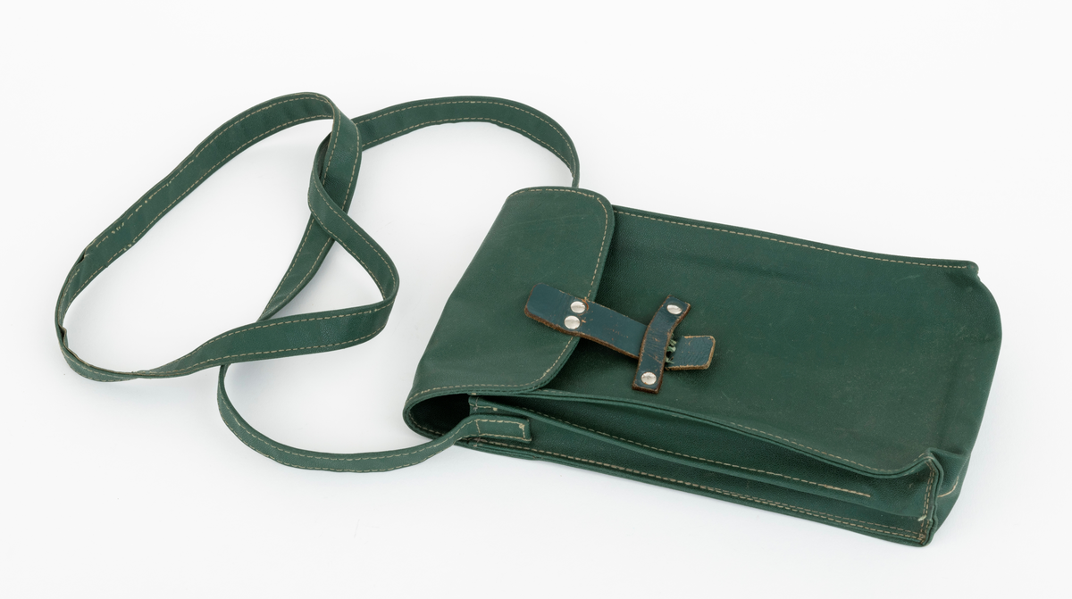 Beskrivelsen her er basert på registrering SJF.14346 med noen spesifikke endringer for SJF.15354. Gjenstanden består av ei veske med høydemåler. Dette skjemaet omhandler veska:  
Veska er sydd av et gummiert lerretsstoff. Den er 21,3 centimeter høy (målt langs sidekantene, uten lokk) og 13,7 centimeter bred. Innvendig er det innsydd en skillevegg, slik at den optiske avstandsmåleren kunne ligge i ett rom og linjalene i et annet. Veska har et lokk, en klaff som bøyes over toppåpningen og "låses" ved å stikke ei lærtunge sentral på lokkets ytterkant ned i en smøyestol som er fastnaglet sentralt på veskas forside. Øverst på ytterkantene er det påsydd ei 2 centimeter bred bærereim, som antakelig skulle kvile på skuldra til brukeren.