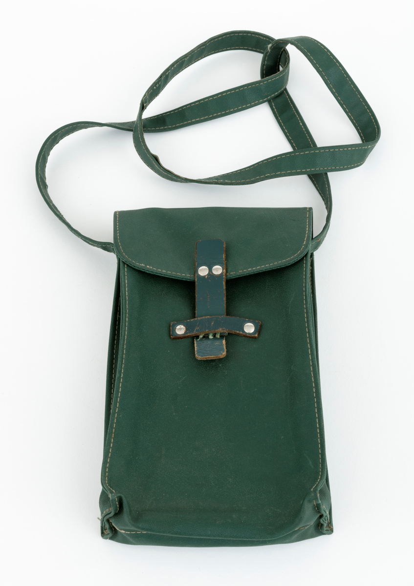 Beskrivelsen her er basert på registrering SJF.14346 med noen spesifikke endringer for SJF.15354. Gjenstanden består av ei veske med høydemåler. Dette skjemaet omhandler veska:  
Veska er sydd av et gummiert lerretsstoff. Den er 21,3 centimeter høy (målt langs sidekantene, uten lokk) og 13,7 centimeter bred. Innvendig er det innsydd en skillevegg, slik at den optiske avstandsmåleren kunne ligge i ett rom og linjalene i et annet. Veska har et lokk, en klaff som bøyes over toppåpningen og "låses" ved å stikke ei lærtunge sentral på lokkets ytterkant ned i en smøyestol som er fastnaglet sentralt på veskas forside. Øverst på ytterkantene er det påsydd ei 2 centimeter bred bærereim, som antakelig skulle kvile på skuldra til brukeren.