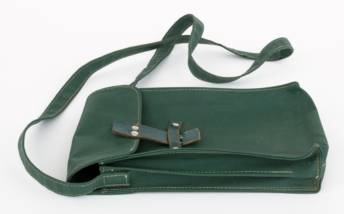 Beskrivelsen her er basert på registrering SJF.14346 med noen spesifikke endringer for SJF.15354. Gjenstanden består av ei veske med høydemåler. Dette skjemaet omhandler veska:  
Veska er sydd av et gummiert lerretsstoff. Den er 21,3 centimeter høy (målt langs sidekantene, uten lokk) og 13,7 centimeter bred. Innvendig er det innsydd en skillevegg, slik at den optiske avstandsmåleren kunne ligge i ett rom og linjalene i et annet. Veska har et lokk, en klaff som bøyes over toppåpningen og "låses" ved å stikke ei lærtunge sentral på lokkets ytterkant ned i en smøyestol som er fastnaglet sentralt på veskas forside. Øverst på ytterkantene er det påsydd ei 2 centimeter bred bærereim, som antakelig skulle kvile på skuldra til brukeren.