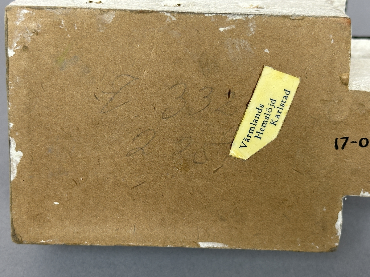 Julprydnad i form av en kyrka av trä, plywood och papper.