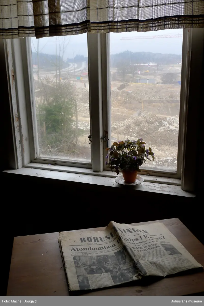 Motorvägsbygge malde ner gården.
Interiörbild från bostadshuset på gården Torp 2012. De boende har flyttat. En tidning ligger på bordet framför fönstret. Utanför fönstret pågår utbyggnad av Torps köpcentrum.