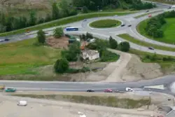 Motorvägsbygge malde ner gården.
Gården Torp rivs 2012. Ekon