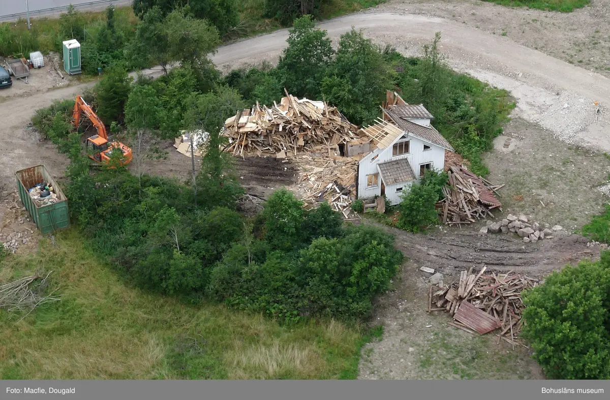 Motorvägsbygge malde ner gården.
Flygfoto över rivningen av gården Torp 2012.