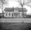 Tingslund i Gistad har en tidigare historia som tingshus. Efter den rättsvårdande eran ombyggdes huset till affärslokal. Vid tiden för bilden hette handlaren Robert Elias Wass.