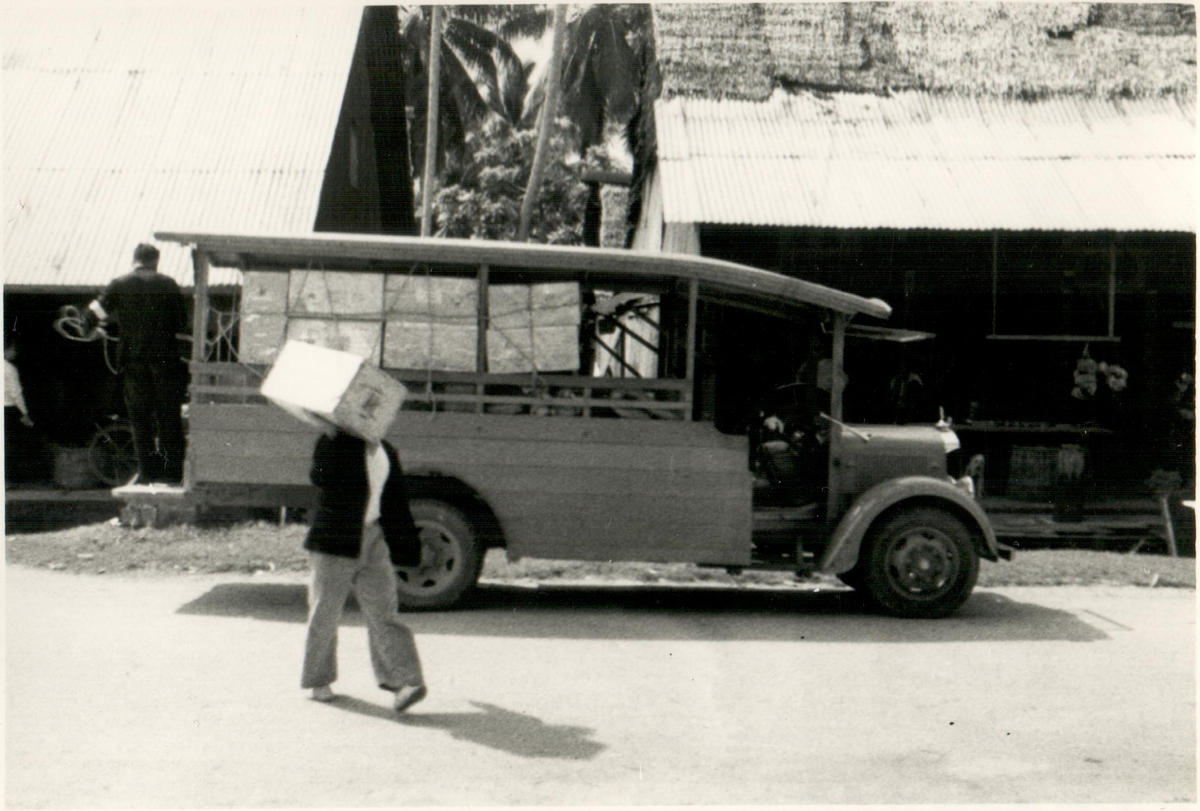 Distribution av tändstickor. Tändstickskampanj.
Thai Mueang, Thailand, 1938.
