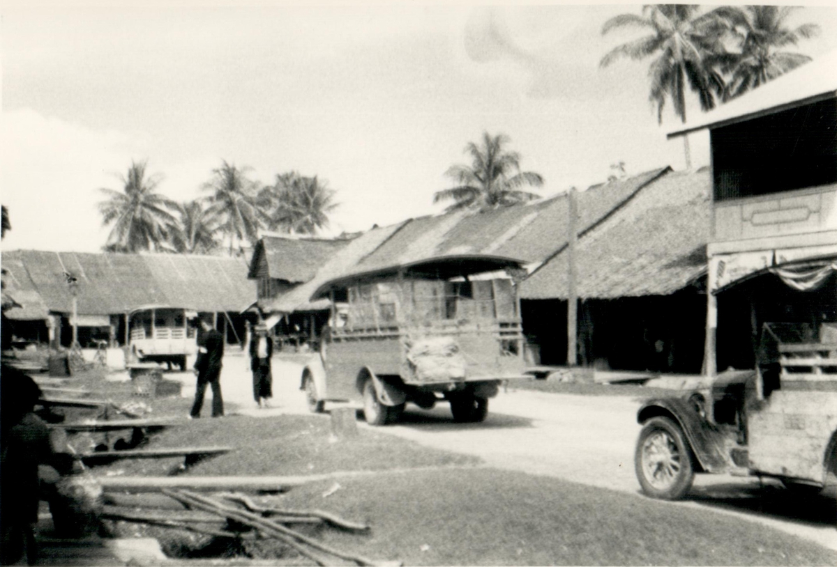 Distribuering av tändstickor under en tändstickskampanj. 
Thailand, 1938.