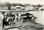 Distribuering av tändstickor vid flod.
Thailand, 1938.