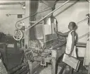 Industrimaskin används för att producera tändstickor.
Tändsticksindustri, Pakistan 1964.
