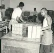 Tändsticksaskar paketeras inuti i Omco Factory. 
Tändsticksindustri, Pakistan 1968.