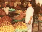 Fruktstall i en basar vid Karachi. 
Pakistan, vykort.