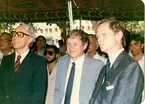 Ambassadör Gunnar Hultner (till vänster), Hans Hedlund, Vice VD för Swedish Match konsumentprodukter och Henrik Byström, VD för Orient Match, tittar på videofilmen 