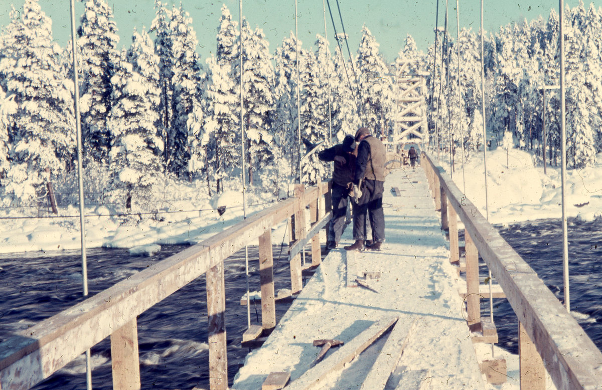 Arbetsbilder från vattenrallare Egon Frisk, en hängbro troligtvis i Norrland i snölandskap.