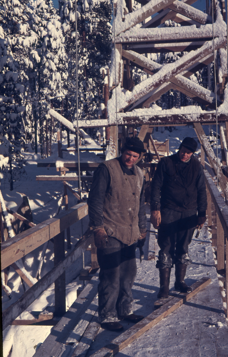 Arbetsbilder från vattenrallare Egon Frisk, en hängbro troligtvis i Norrland i snölandskap.