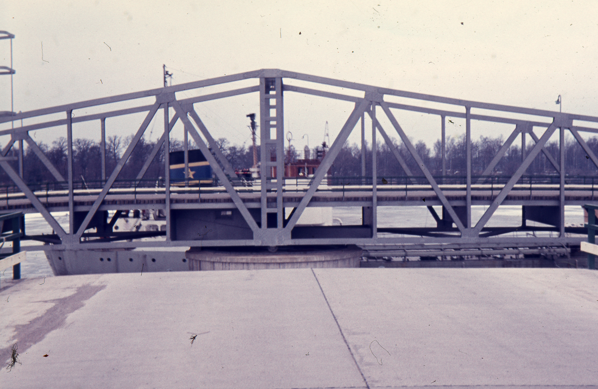 Arbetsbilder från vattenrallare Egon Frisk, en okänd bro som troligtvis går att öppna för passerande båttrafik.