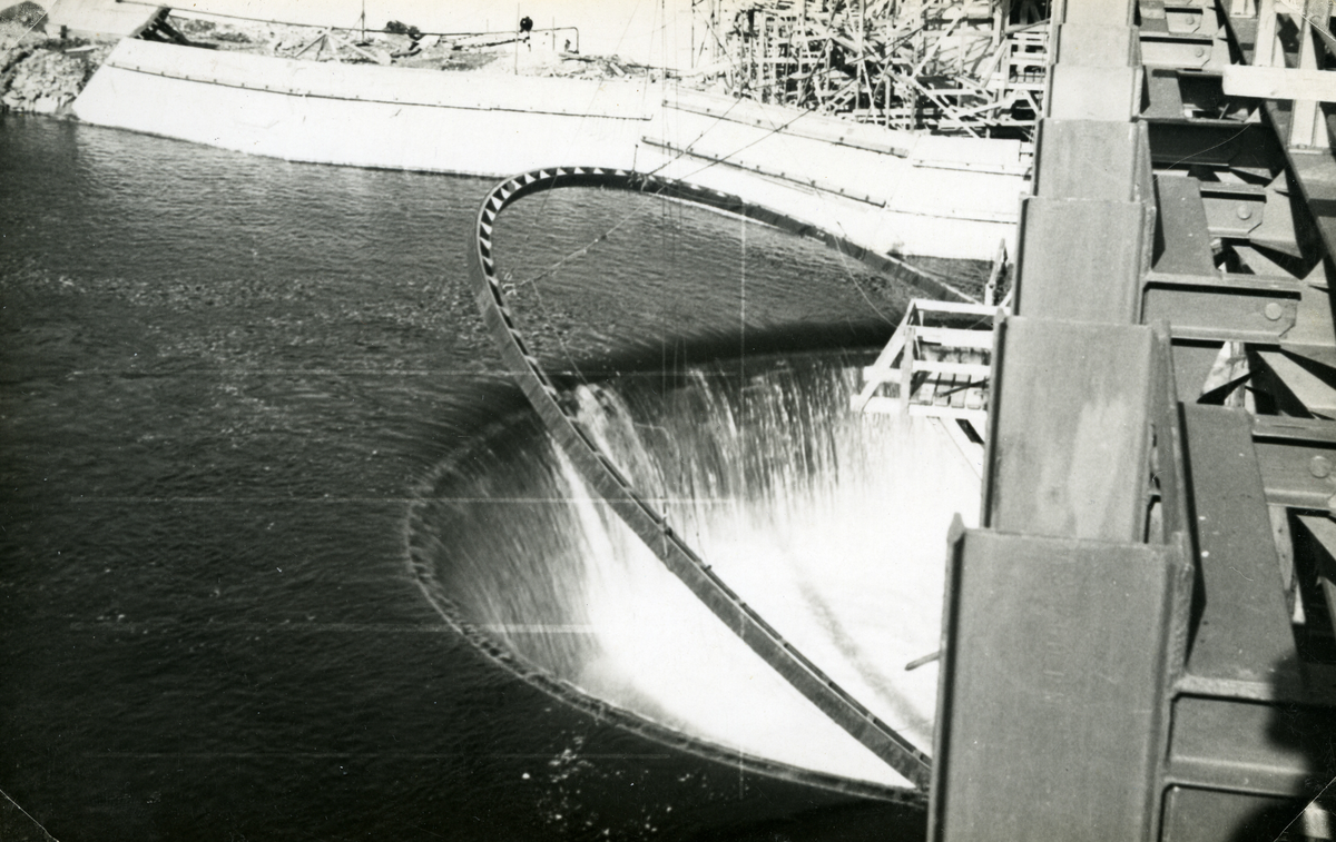 Arbetsbilder från vattenrallare Egon Frisk. Bygge av vattenkraftverk i okänd älv.