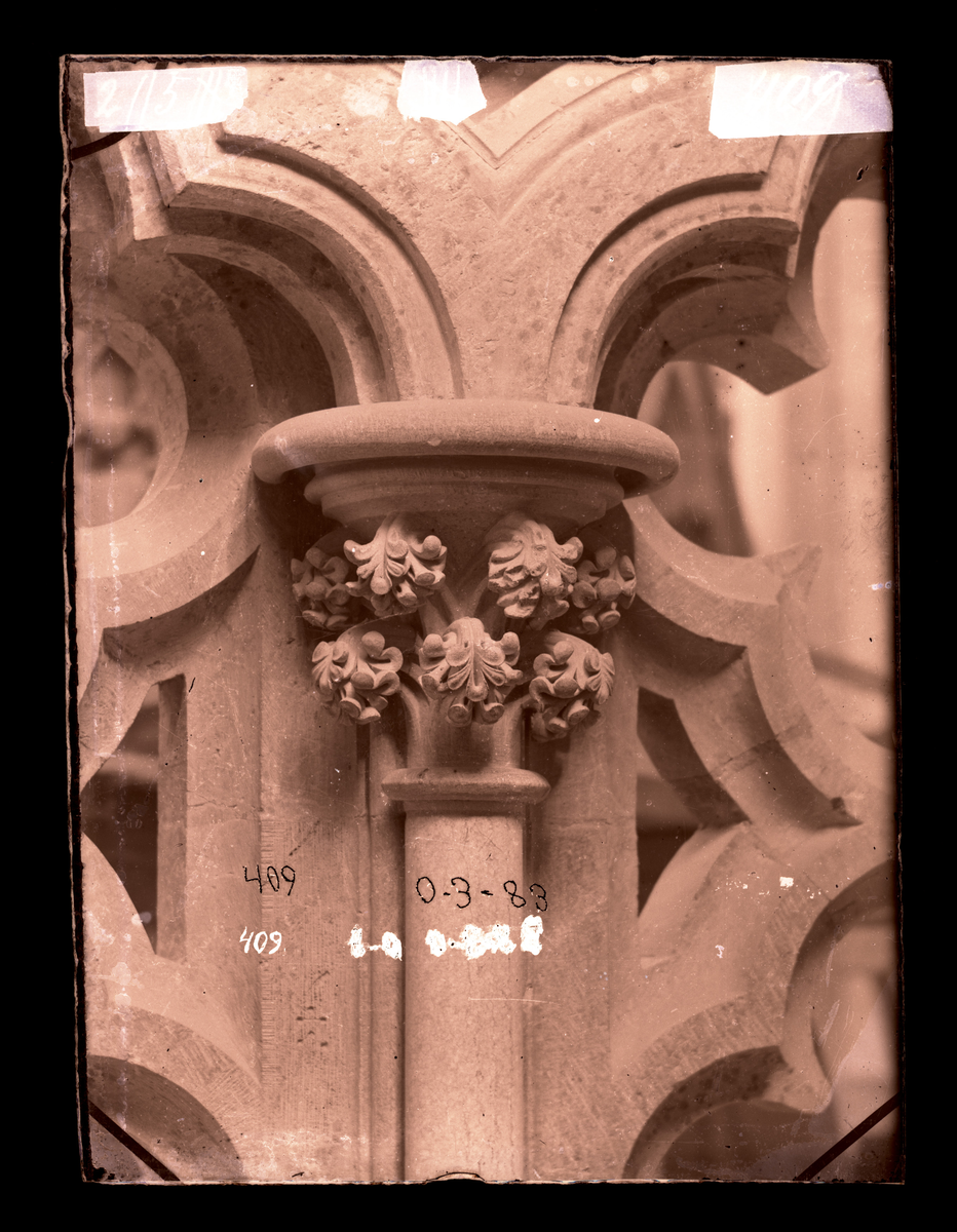 Kapitel fra skranken i oktogonen i Nidarosdomen. Fotografert etter restaurering. Oktogonen ble restaurert i perioden 1872-1877. 