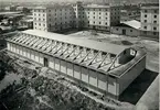 Fabriksbyggnad i Neapel används som magasin. 
Italien, 1952.